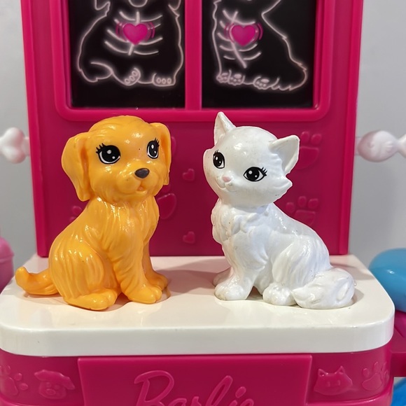 Barbie Pet Vet Doll & Playset - Picture 2 of 7